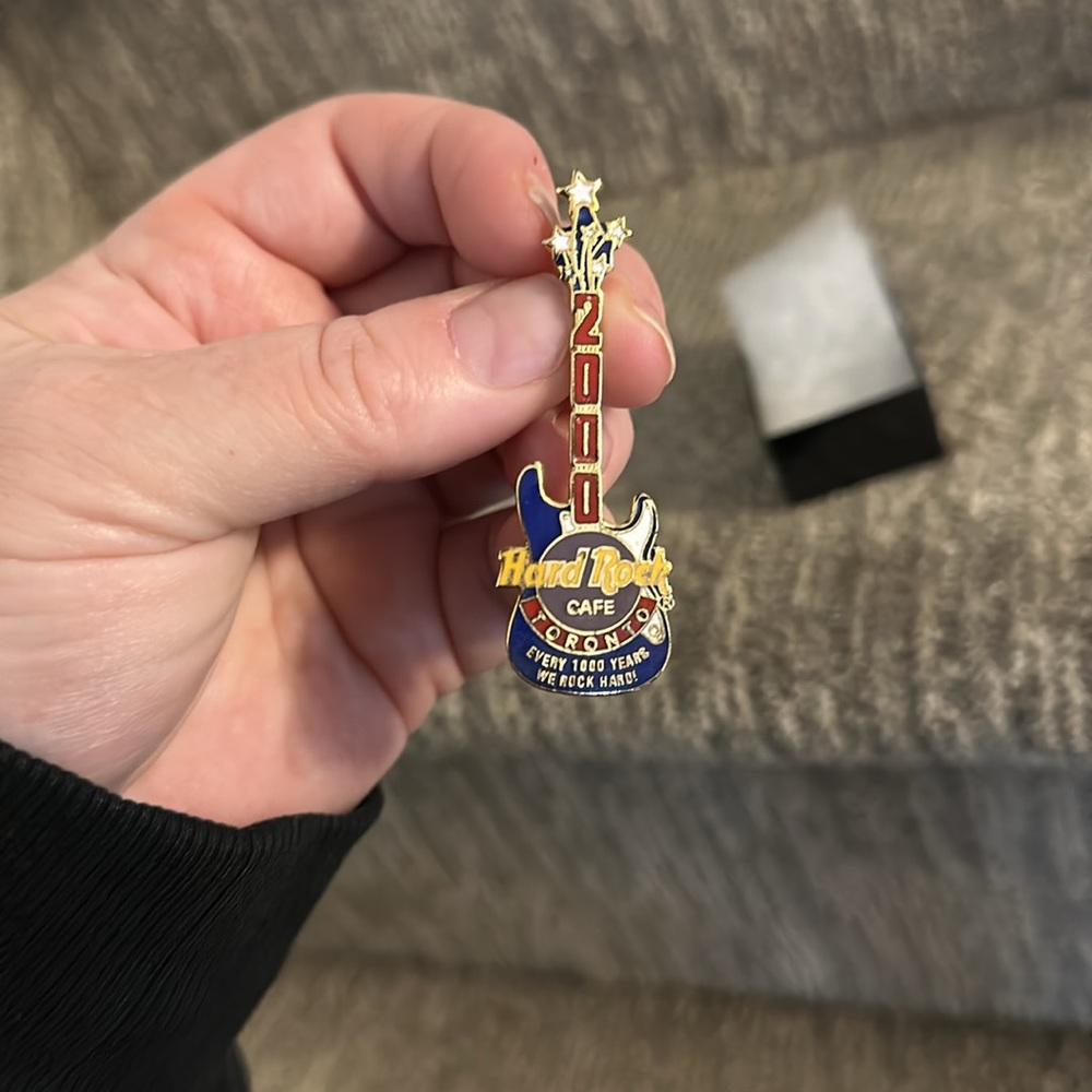 Vintage Hard Rock Cafe 2000 pin Toronto “Every 1000 years we rock hard”. - Picture 4 of 4